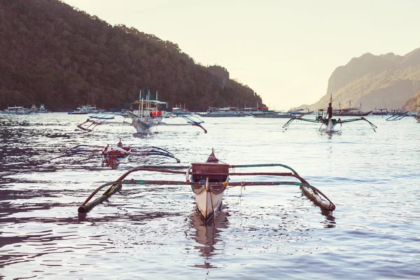 Bateau traditionnel philippin dans la mer — Photo