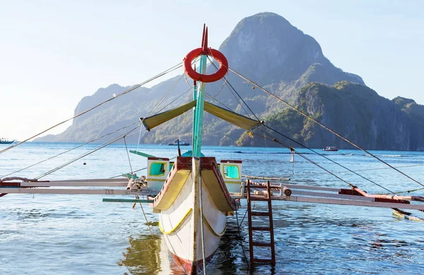 Tradiční filipínská loď na moři — Stock fotografie