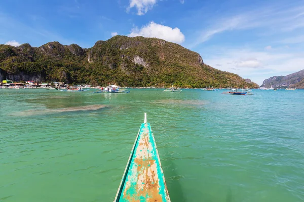 Barco tradicional filipino en el mar — Foto de Stock