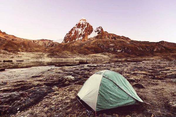 Tent in mountains travel concept — Stock Photo, Image