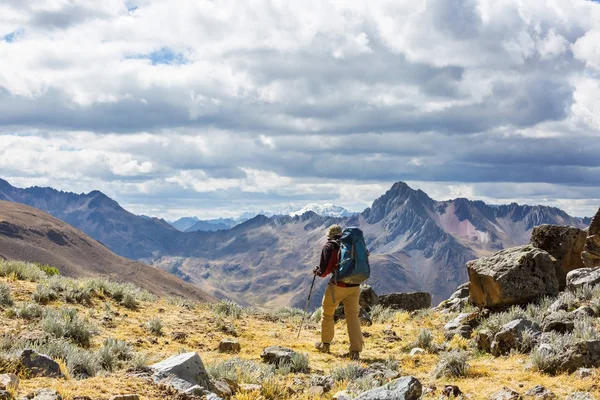 Pěší turistika scéna v pohoří Cordillera — Stock fotografie