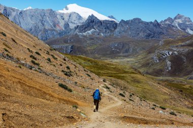 Cordillera dağlarında yürüyüş sahne