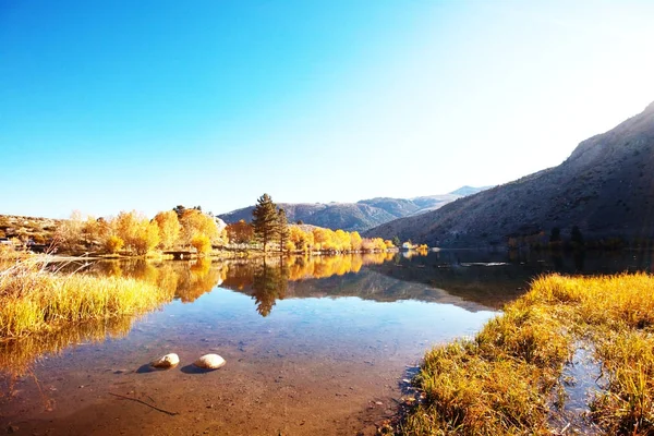 El hermoso lago en otoño — Foto de Stock