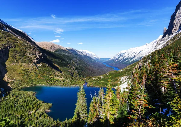 Malownicze skaliste szczyty parku narodowego Glacier — Zdjęcie stockowe