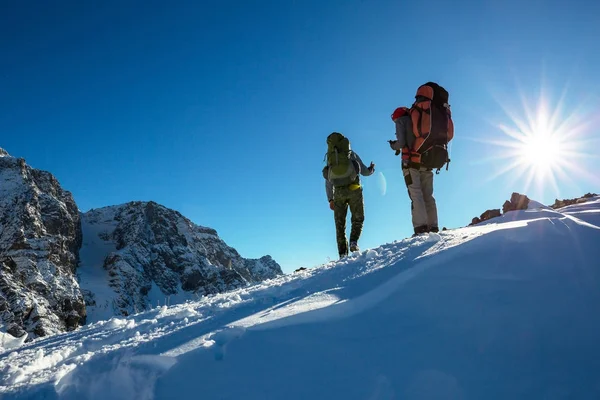 Turyści Górach Zimowych — Zdjęcie stockowe