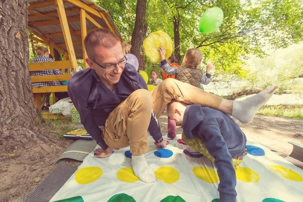 People Playing Twister Game Outdoors — Stock Photo, Image