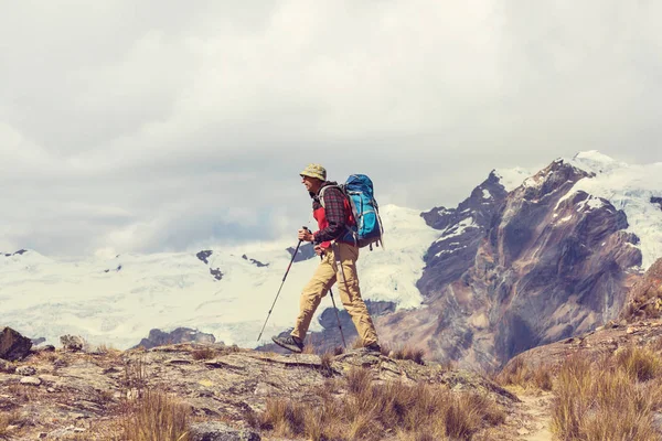 Escena de senderismo en las montañas Cordillera — Foto de Stock