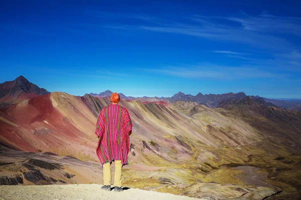 Scena escursionistica in Vinicunca, Regione di Cusco, Perù — Foto Stock