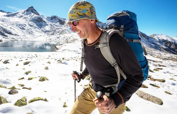 Turista v zimních horách — Stock fotografie