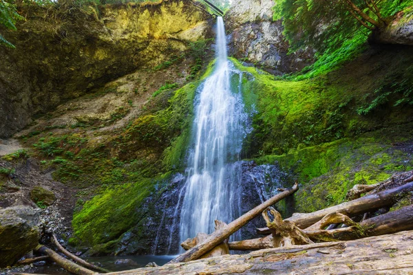 Movimiento de cascada en la piedra —  Fotos de Stock