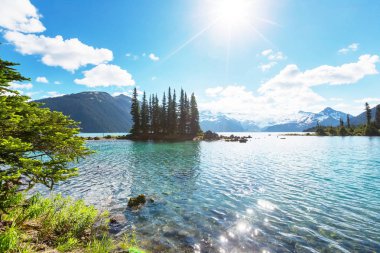 Pitoresk Garibaldi Gölü turkuaz suları için yürüyüş