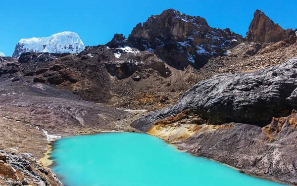 Beautiful mountains landscapes in Cordillera Huayhuash — Stock Photo, Image