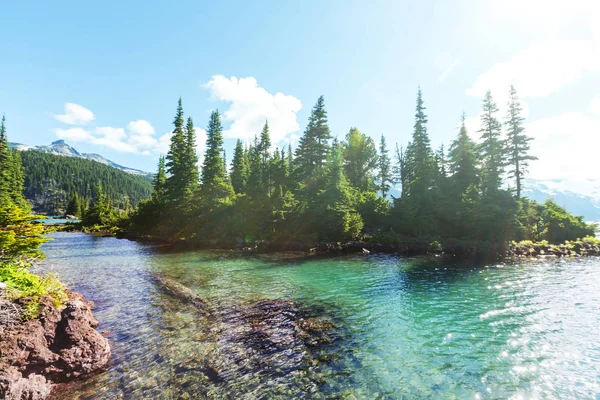 Caminata a aguas turquesas del pintoresco lago Garibaldi — Foto de Stock