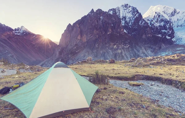 Tenda nas montanhas conceito de viagem — Fotografia de Stock