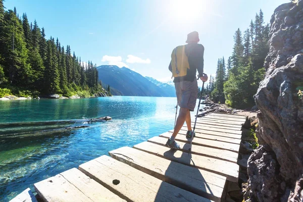 Escursionismo uomo nelle montagne canadesi — Foto Stock