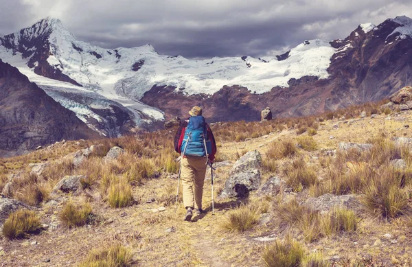 Escena de senderismo en las montañas Cordillera —  Fotos de Stock