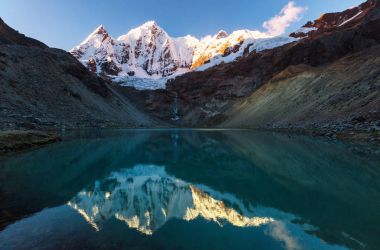 Cordillera Huayhuash, Peru, Güney Amerika 'daki güzel dağ manzaraları 