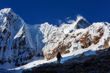 Cordillera dağlarında yürüyüş sahnesi, Peru 
