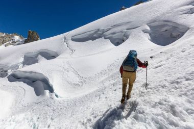Cordillera dağlarında yürüyüş sahnesi, Peru 
