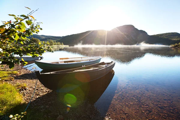 Pintoresco lago de montaña — Foto de Stock