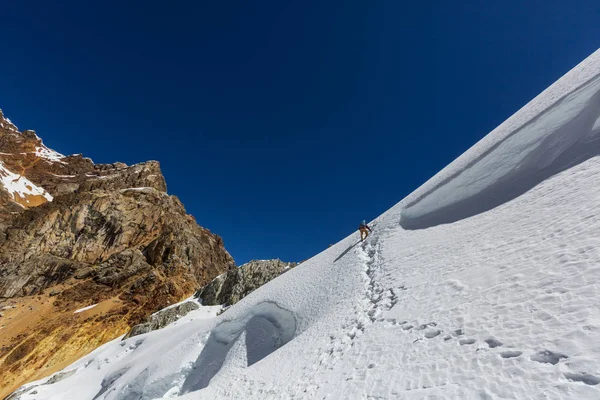 Homem Caminhadas Montanhas Cobertas Neve — Fotografia de Stock