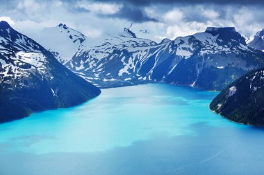 Pitoresk Garibaldi Gölü turkuaz suları için yürüyüş