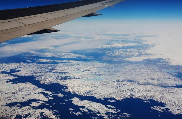A légi felvétel a repülõgépen repül a nagy tengerszint feletti magasság — Stock Fotó
