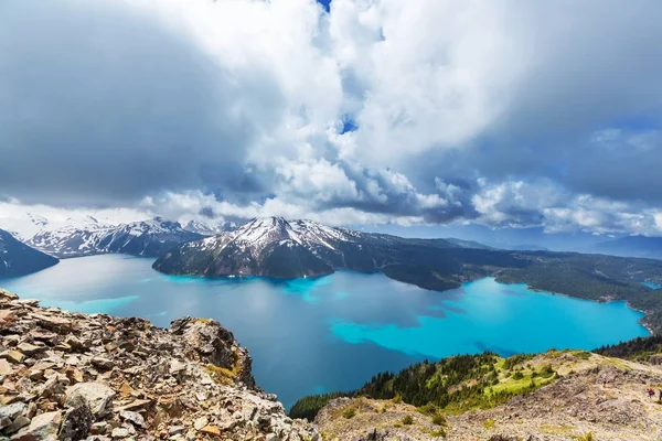 Wanderung zum türkisfarbenen Wasser des malerischen Garibaldi-Sees — Stockfoto