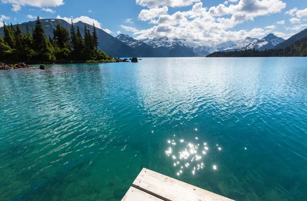 Caminhada para águas turquesa do pitoresco Lago Garibaldi — Fotografia de Stock