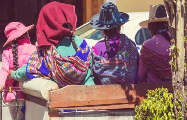 Şehir sokaklarında Perulu insanlar