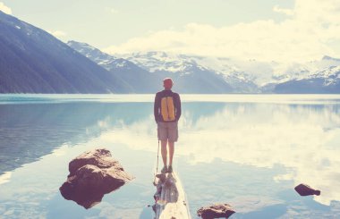 Pitoresk Garibaldi Gölü turkuaz suları için yürüyüş