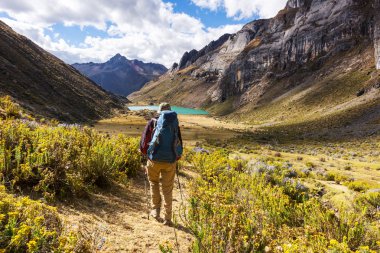 Cordillera dağlarında yürüyüş sahne
