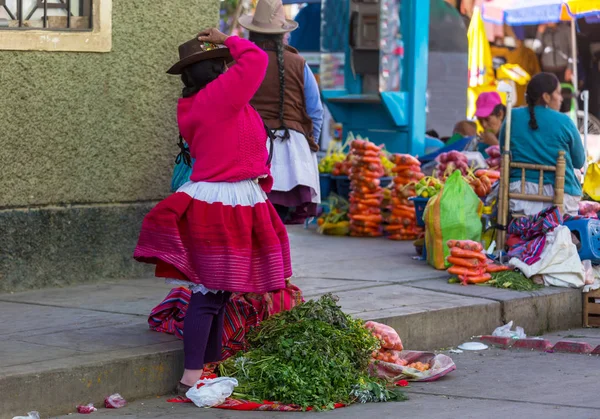 Peruanska människor på stadens gata — Stockfoto