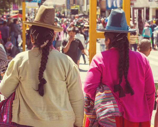 Peruanos en calle de la ciudad — Foto de Stock