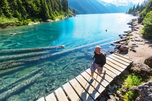 Vandra till turkosa vattnet i pittoreska Garibaldi sjön — Stockfoto