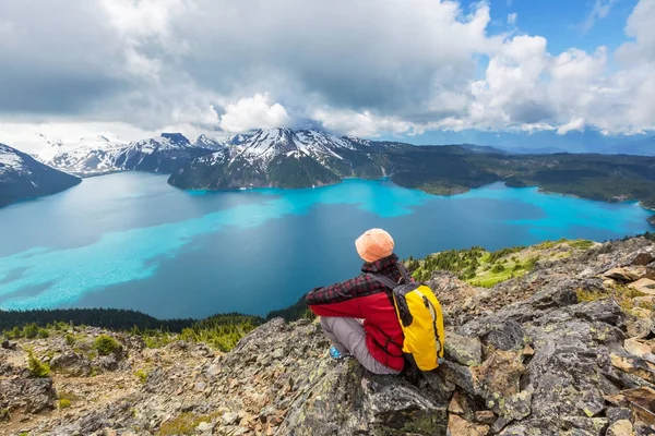 Wandeling naar de turquoise wateren van pittoreske Garibaldi Lake — Stockfoto