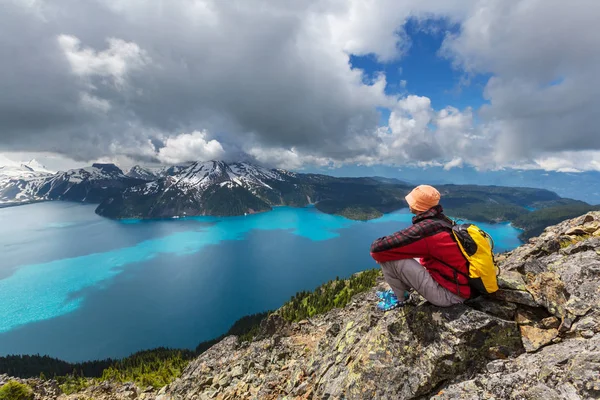 Escursionismo uomo nelle montagne canadesi . — Foto Stock