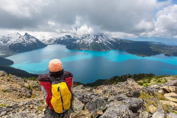 Wandelen man in Canadese mountains. — Stockfoto