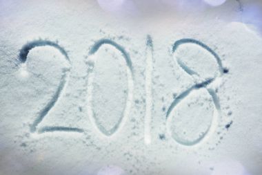 Yeni yıl 2018 kar arka planda yazılı Tarih