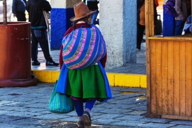 Şehir sokaklarında Perulu insanlar