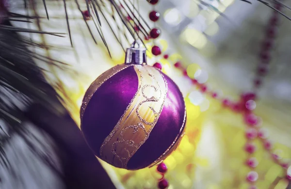 美しい伝統的なクリスマスの装飾が近くに — ストック写真