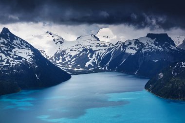 Whistler, BC, Kanada yakınlarındaki Garibaldi Gölü 'nün turkuaz sularına yürüyün. British Columbia 'da çok popüler bir yürüyüş merkezi..