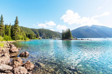 Whistler, BC, Kanada yakınlarındaki Garibaldi Gölü 'nün turkuaz sularına yürüyün. British Columbia 'da çok popüler bir yürüyüş merkezi..