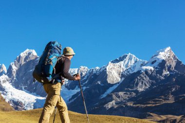 Cordillera dağlarında yürüyüş sahnesi, Peru 
