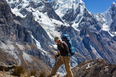 Cordillera dağlarında yürüyüş sahnesi, Peru 