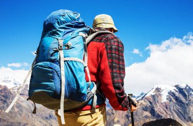 Cordillera dağlarında yürüyüş sahnesi, Peru 