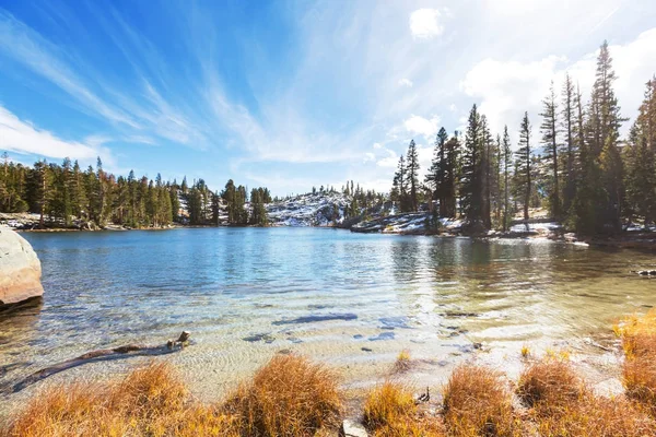 Schöne Naturlandschaft Den Herbstlichen Bergen Spiegelung Des Sierra Nevada Sees — Stockfoto