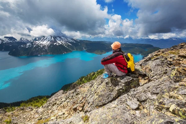Wędrowiec Kanadyjskich Górach Turystyka Jest Popularnym Zajęciem Rekreacyjnym Ameryce Północnej — Zdjęcie stockowe