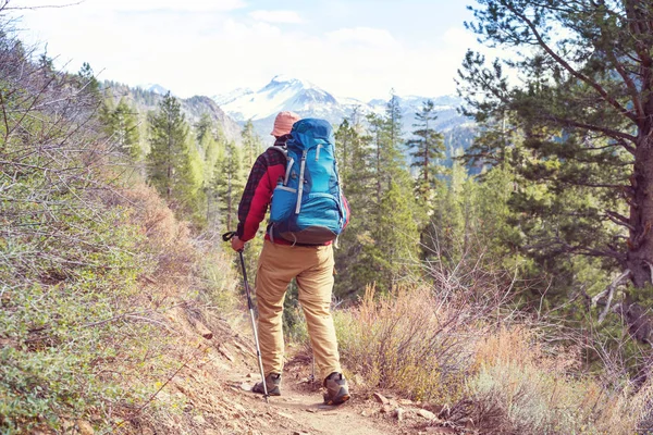 Homem Com Equipamento Caminhadas Andando Nas Montanhas Sierra Nevada Califórnia — Fotografia de Stock