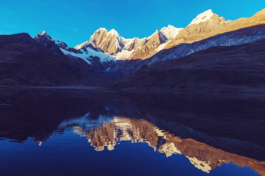 Cordillera Huayhuash, Peru, Güney Amerika 'daki güzel dağ manzaraları 